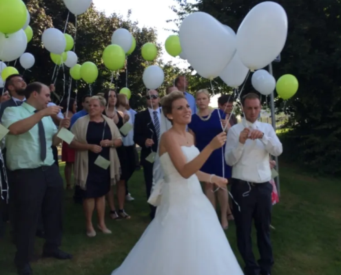 Braut mit Luftballons auf Hochzeit