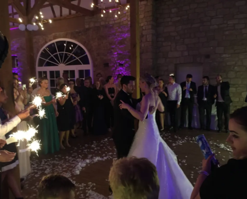 Brautpaar tanzt Hochzeitstanz